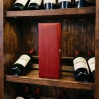 Boîte à vin en bois plaqué haute brillance avec doublure en mousse EVA, quincaillerie dorée, logo personnalisé pour la présentation et l'emballage de collections de bouteilles de vin haut de gamme