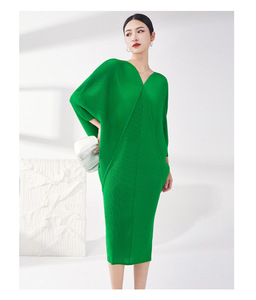 Nouvelle Arrivée Été 2026 – Robe Midi Plissée et Froncée Décontractée à Col en V pour Femme, Grande Taille, Vente en Gros (ODM) - Product Image 6