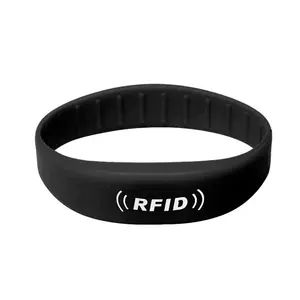 Nhà Máy Giá 125Khz RFID dây đeo cổ tay Silicone đen khắc laser logo RFID Vòng đeo tay cho công viên nước