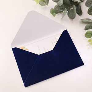 Échantillon gratuit Cartes d'invitation personnalisées en acrylique transparent avec feuille d'or et enveloppe en velours bleu marine Plusieurs couleurs disponibles - Product Image 2