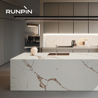 Carreaux de marbre artificiel en quartz blanc étincelant imperméables Runpin pour la décoration de la cuisine et de la salle de bain