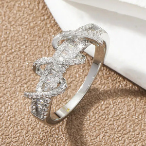 Anello da Donna Q217 in Argento con Diamanti Taglio Baguette Colore G Naturale Gioiello di Fidanzamento - Product Image 1