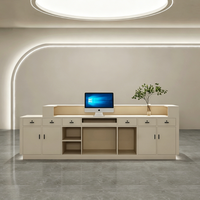 Bureau de réception moderne et minimaliste en crème personnalisé avec éclairage LED pour salon de beauté et boutique