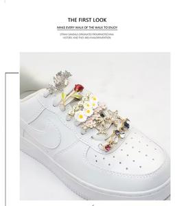 Petite boucle de chaussure décorative tendance en métal blanc avec perles et diamants, plaque DIY en forme de fleur pour chaussures - Product Image 4