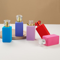 Flacons de parfum carrés en fausse fourrure prêts à l'emploi en gros, 100 ml, en verre transparent avec décalcomanie et pulvérisateur à pompe estampé à chaud
