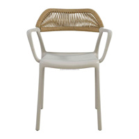 Chaise d'extérieur empilable moderne en plastique gris clair avec accoudoirs
