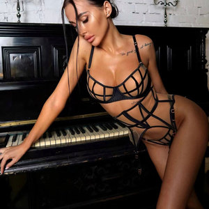 Lingerie à lanières style harnais avec soutien-gorge à armatures en résille transparente, serre-taille, string et porte-jarretelles pour la nuit de la Saint-Valentin, vente en gros - Product Image 6