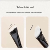 Pinceau de maquillage en bois noir à poils synthétiques, design incliné, pour le contour et l'application de crème liquide, idéal pour les joues