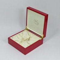 Boîte à parfum en bois finition piano rouge avec doublure en daim, incrustation de coquille, logo personnalisé, charnière dorée pour emballage cadeau de parfum de luxe
