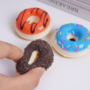 Juguete de donut realista de 5 cm, decoración para el refrigerador del hogar, juguete antiestrés de PU para apretar, donut de azúcar. - Product Image 3