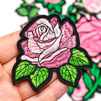 Patch en tissu brodé de fleurs roses pour la Saint-Valentin, patch adhésif brodé à la machine pour la décoration de vêtements