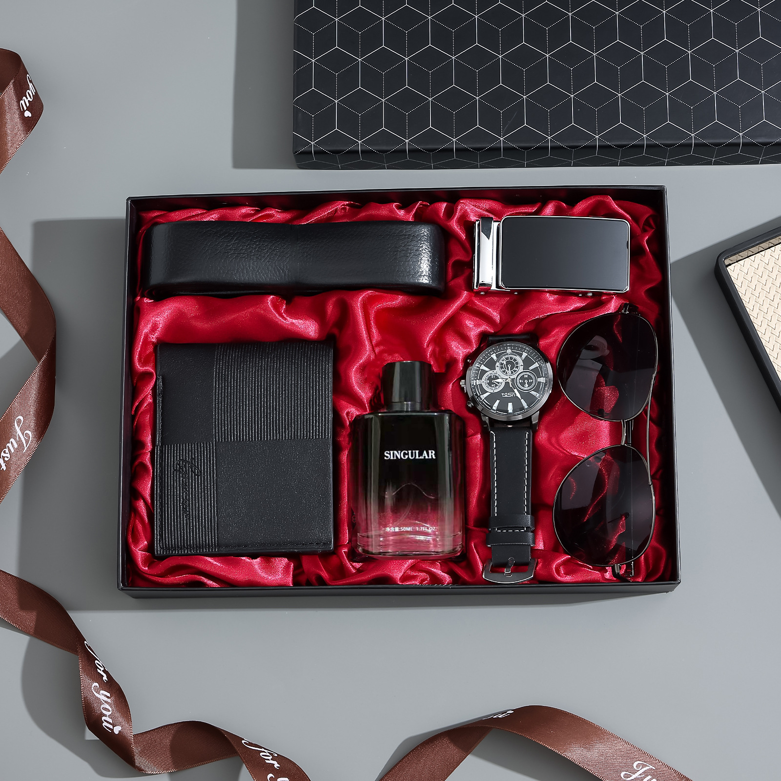Portafoglio con fibbia nera, orologio, profumo, occhiali da sole