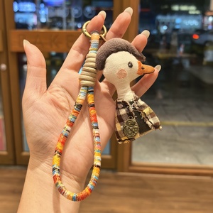 Llavero de pato detective suave y moderno para mujer, con forma 3D, de tela duradera y ecológica, para bolso, llavero y correa de teléfono - Product Image 3