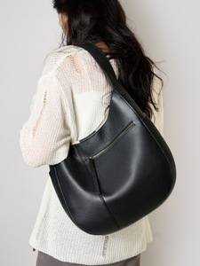 Sac à bandoulière de luxe en cuir pour femme, grand format, dernière collection, design simple et élégant, par une marque de créateur. - Product Image 2