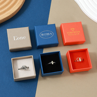 Boîtes à bijoux A1 avec couvercle et base, en bleu marine, rouge et beige, avec inserts de présentation noirs, blancs et rouges pour bagues, colliers et boucles d'oreilles