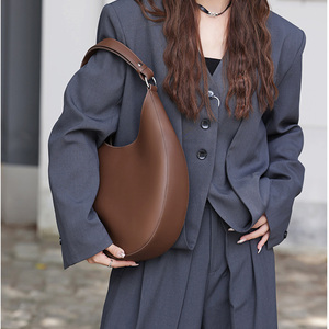 Borsa a mezza luna in pelle sintetica personalizzata da donna di alta moda con chiusura a coperchio semplice <span class=keywords><strong>tutto</strong></span> borsa di grande capacità - Product Image 6