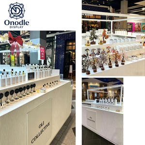 Kiosco de Exhibición de Perfumes Ecológico de Lujo con Estantes Iluminados con LED para Centros Comerciales |   Solución de Mobiliario Personalizado para la Venta de Fragancias - Product Image 5