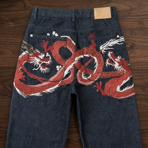 Jeans de mezclilla para hombre, lavado oscuro, corte recto, con bordado de dragón rojo en los bolsillos traseros - Product Image 4