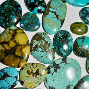 Turquoise Tibétaine Naturelle Qualité AAA Vente en Gros Coupe Cabochon Certifiée par un tiers Pierre Précieuse Opalescente Taille Libre pour Bijoux - Product Image 1