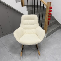 Fauteuil à bascule moderne rembourré à dossier haut en tissu, chaise longue en bois pour salon, chambre d'enfant et allaitement