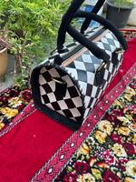 Sac baril géométrique à carreaux noir et blanc en cuir véritable fait main avec fermeture éclair et pompon lettre / Ensemble de sacs de sport et de voyage