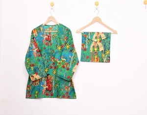 Ensemble de pyjama élégant à col rond en coton léger pour l'été, imprimé à la main, pour femmes, prix de gros - Product Image 1
