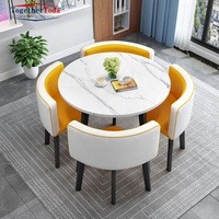 Comptoir d'accueil, réception, négociations avec les clients (écoles, familles, hôtels), ensembles de tables et chaises rondes en bois pour la restauration