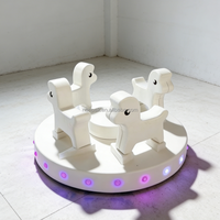 Manège d'éveil animalier blanc lumineux et rotatif pour intérieur et extérieur, idéal pour la location lors de fêtes et anniversaires