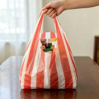 Sacs de courses en plastique HDPE jetables à poignées, rayés rouge-blanc, imprimés en héliogravure pour l'épicerie et la vente au détail