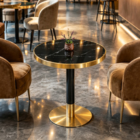 Ensemble table et chaises de restaurant, plateau en marbre noir, chaises en cuir crème, base en métal doré, personnalisable, OEM