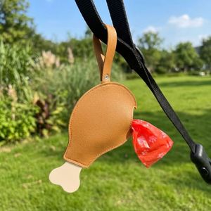 Distributeur de sacs à déjections canines portable en cuir PU, en forme de cuisse de poulet, élégant accessoire de promenade pour chiens - Product Image 1