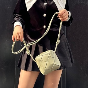 Bolso Bandolera de Moda Americana 2025, Elegante, Mini, Cuadrado, Acolchado, Tejido, Tipo Cámara - Product Image 3