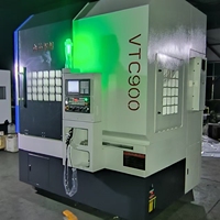 Le tour vertical CNC VTC900, best-seller, est équipé d'un mandrin hydraulique, permettant une usinage de haute précision.