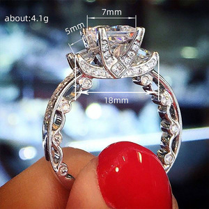 Anello Geometrico Scintillante a Quattro Punte per Donne, Elegante Gioiello da Dito alla Moda - Product Image 5