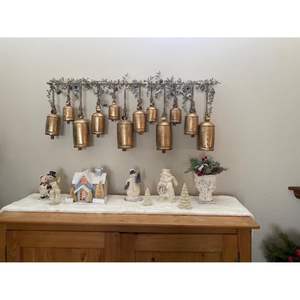 BELLUXE Ensemble 12 XL Antique Laiton Vache Cloches À La Main Vintage Rustique Étain Métal Géant Guirlandes De Noël Guirlandes Décor Jute Corde - Product Image 6