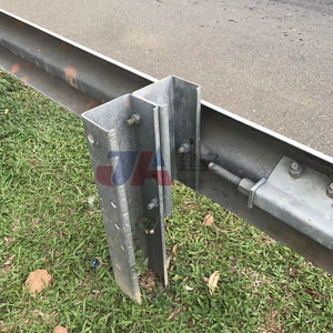 Poteaux de sécurité routière galvanisés à chaud, fournis par l'usine, exportés et de haute qualité, poutres en W <span class=keywords><strong>pour</strong></span> des solutions de sécurité routière premium - Product Image 3