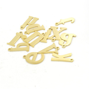 Minuscules breloques initiales lettre argent plaqué <span class=keywords><strong>or</strong></span> <span class=keywords><strong>en</strong></span> acier inoxydable charmes pour la fabrication de bijoux - Product Image 1