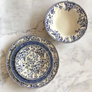 <span class=keywords><strong>Piatti</strong></span> da Cena con Motivo Floreale Retrò in Porcellana <span class=keywords><strong>Blu</strong></span> e Bianca, Stoviglie Sostenibili per Bistecche, Dessert e Snack per Casa e Ristorante - Product Image 4