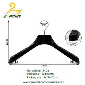 شماعة ملابس فاخرة بطول 38 سم ذات أكتاف عريضة للرجال والنساء، شماعة بلاستيكية غير قابلة للانزلاق مع إمكانية طباعة شعار مخصص - Product Image 2