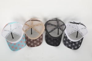 Gorra de béisbol trucker de malla con rayas en blanco, de alta calidad, personalizada, de 5 paneles, con visera curva y logotipo bordado con aplique. - Product Image 3
