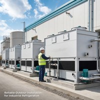 Condenseur évaporatif industriel avec ventilateur axial et système de refroidissement par pulvérisation d'eau pour l'installation de stockage frigorifique à l'ammoniac