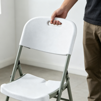 Chaise pliante en plastique durable moulé par soufflage avec pieds en métal robustes pour la maison et le jardin