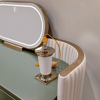Coiffeuse élégante vert pâle avec plateau en bois, miroir ovale éclairé et trois tiroirs - Meuble de chambre idéal