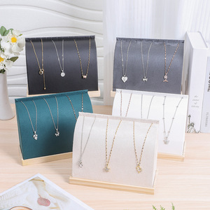 Lot de présentoirs à bijoux modernes en bois et velours pour colliers et pendentifs, accessoires de présentation de bijoux en cuir personnalisables et élégants avec logo - Product Image 1
