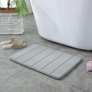 Tapis de bain en polaire corail rectangulaire gris clair absorbant antidérapant design minimaliste pour salle de bain - Product Image 1