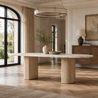 Table à manger moderne de luxe discret avec plateau en marbre travertin et piétement en chêne cannelé pour projet de design d'intérieur de villa et d'hôtel