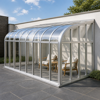 Véranda rétractable avec structure en aluminium, toit incurvé, verre transparent, paroi coulissante télescopique, fixée pour terrasse, patio, ou balcon.