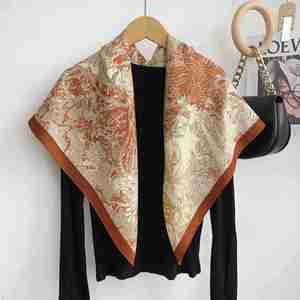 Nouveau design tendance, écharpe carrée en velours de soie imprimée 90x90cm, 100% polyester, châle pour femme YHK0015 - Product Image 2