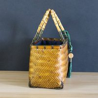 Bolso Tote de Bambú Tejido a Mano para Mujer, Diseño Cuadrado Trenzado con Adorno, Colores Amarillo y Rojo, Estilo Chino, Multiusos