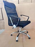 Fauteuil de bureau ergonomique en tissu maillé intégral avec appui-tête réglable, base en acier inoxydable, fonction bascule, design contemporain